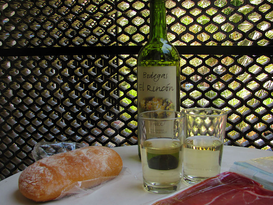Обед. Хамон, вино и чиабатта. Остров Гран-Канария, Испания