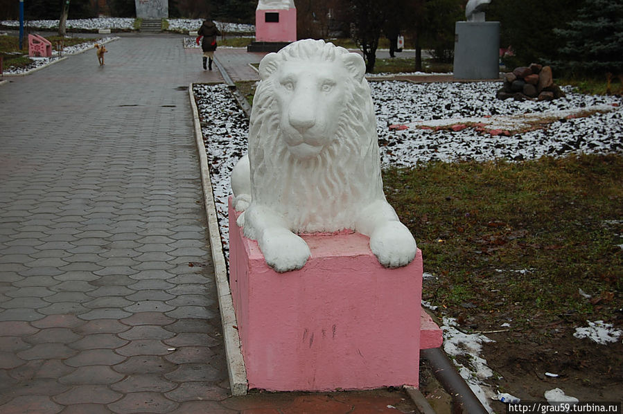 Правый лев у входа. Автор П.А. ЯКУШЕВ Аткарск, Россия