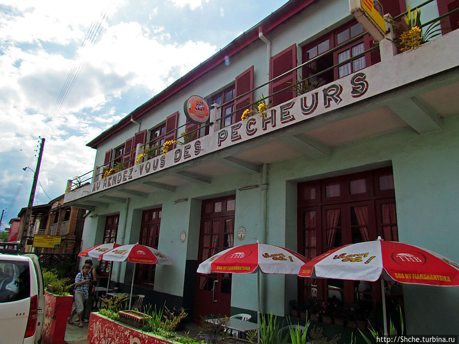 наш ресторан, прямо на трассе Амбатулампи, Мадагаскар
