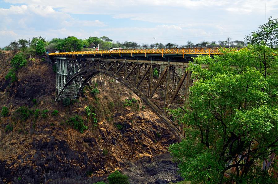 Мост, ведущий из Зимбабве в Замбию Виктория-Фоллс, Зимбабве