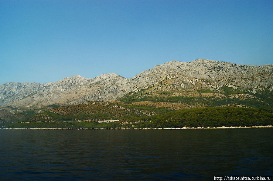 Вид уже не на Дрвеник с моря Корчула, остров Корчула, Хорватия