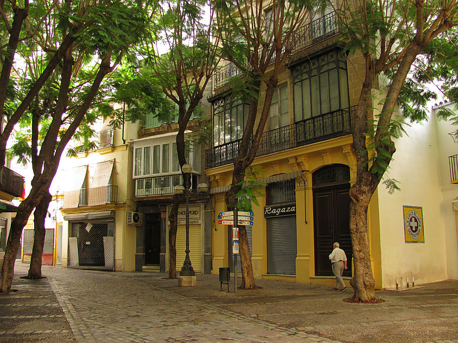 Но сейчас здесь спокойно, тихо и уютно. Но сейчас здесь спокойно, тихо и уютно.