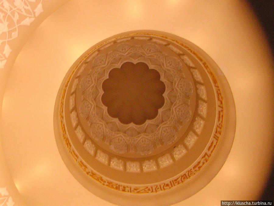 Бог един. Православная в мечети Дубай, ОАЭ