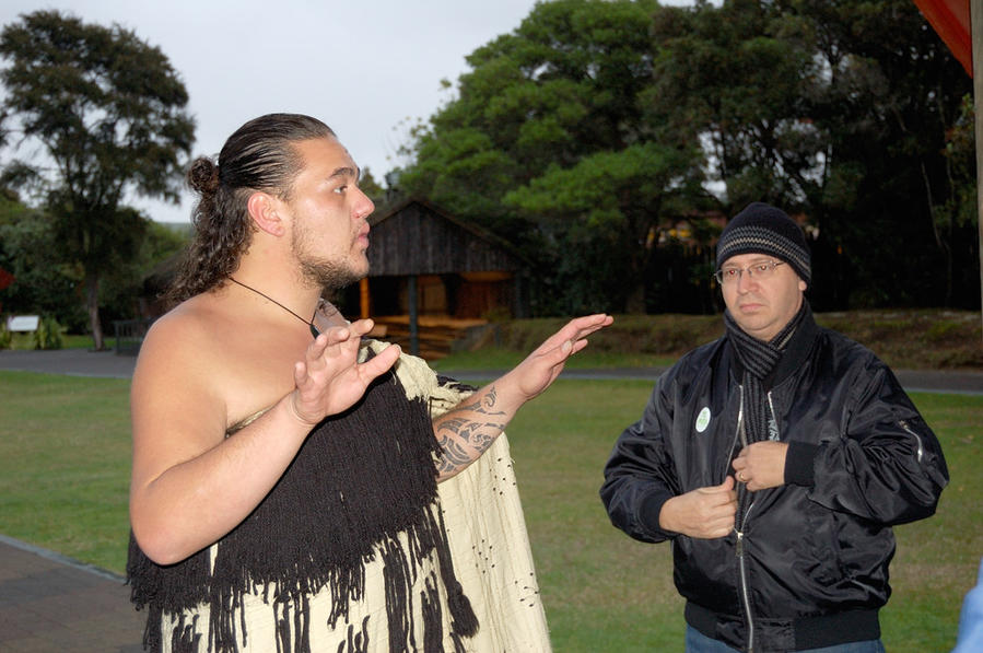 Экскурсовод маори на безупречном английском объясняет, как происходит приветствие Роторуа, Новая Зеландия
