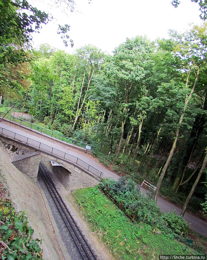 Сперва тропа ведет вдоль фуникулера Сперва тропа ведет вдоль фуникулера