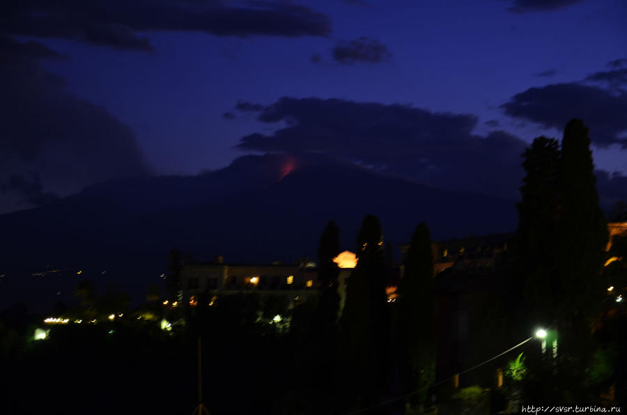 а вот уже видна лава... Таормина, Италия