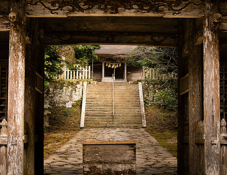 Парк большой, упирается в поросшую лесом гору, у подножия которой расположено святилище Отидани или, как его ещё называют Парк большой, упирается в поросшую лесом гору, у подножия которой расположено святилище Отидани или, как его ещё называют