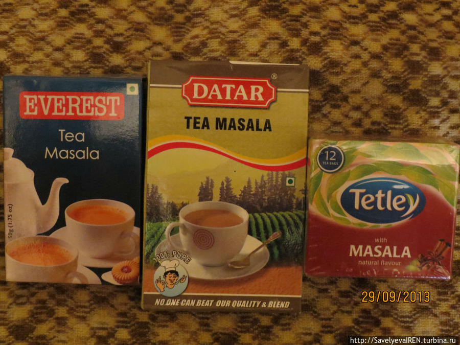 Приправы для чая. Справа — масала-чай, его надо только заварить. Слева и посередине приправа — добавлять по 1\2 ч.ложки в заварку. Калангут, Индия