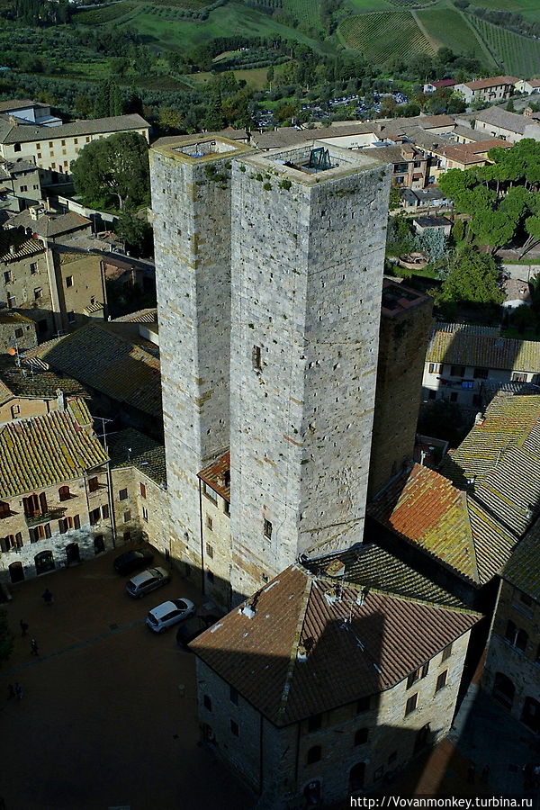 Башни-близнецы Сальвуччи и за ними спряталась башня Петтини Сан-Джиминьяно, Италия
