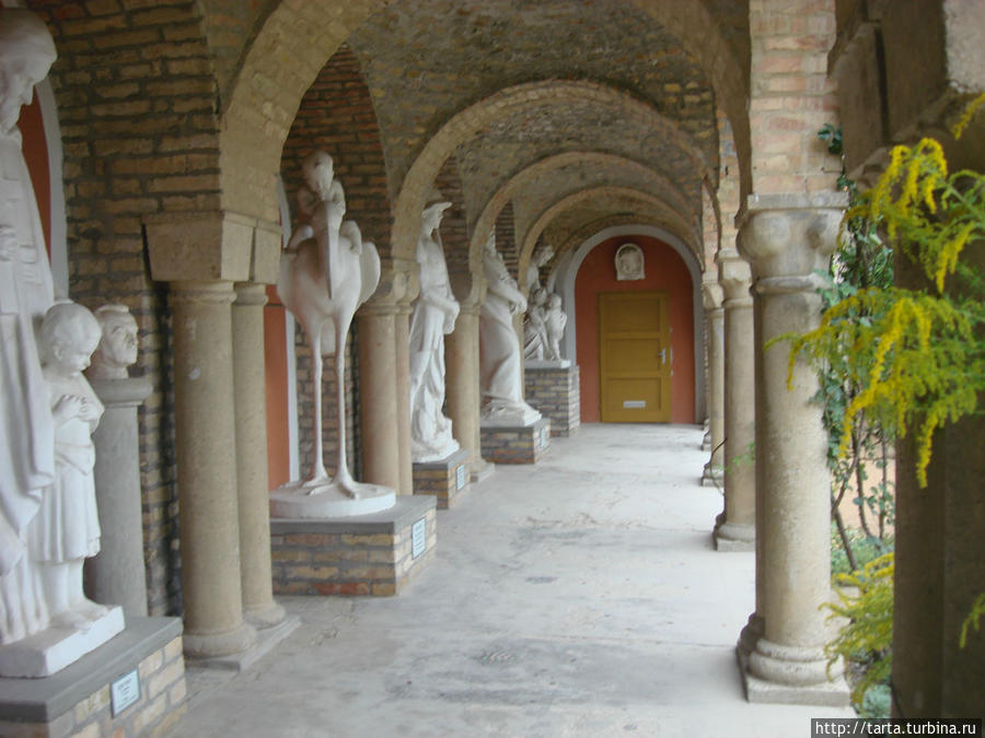 Скульптуры мыслителей, художников, скульпторов, героев Секешфехервар, Венгрия Скульптуры мыслителей, художников, скульпторов, героев Секешфехервар, Венгрия