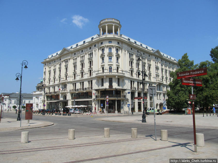 Отель «Bristol» — самая древняя и, наверное, самая роскошная гостиница в Варшаве. За время ее существования в ней останавливались известные политические деятели, артисты, художники, такие как Юзеф Пилсудский, Джон Кеннеди, Ян Кепура и другие. В отеле проводились и проводятся сейчас различные приемы и балы. Варшава, Польша