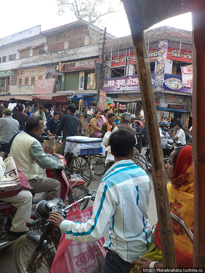 вид из коляски вело-рикши Варанаси, Индия