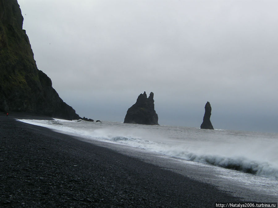 Пляж с черным вулканическим песком — Reynisfjara Исландия
