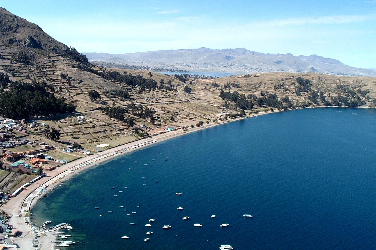 Пляж г. Копакабана на озере Титикака / Praia de Copacabana, lago Titicaca