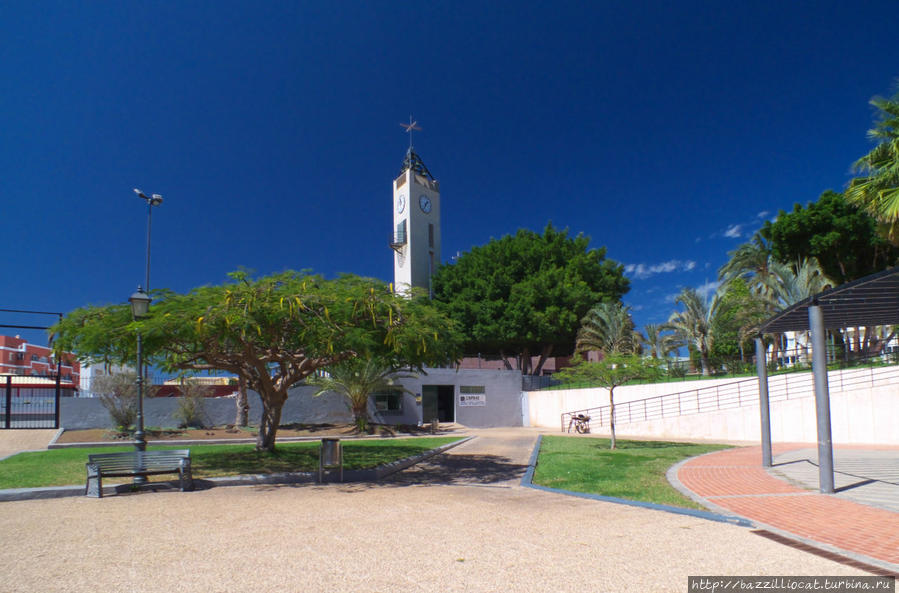 Симпатичный парк и церковь, но будьте бдительны, сюда приходят на кормёжку местные бомжи и синева Плайя-дель-Инглес, остров Гран-Канария, Испания