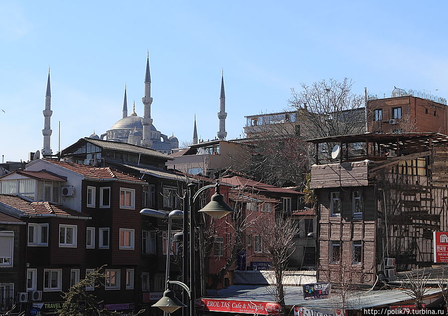 Вдали Голубая мечеть. Стамбул, Турция