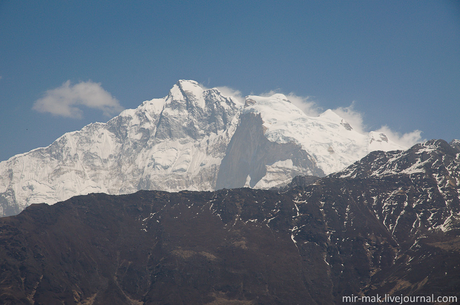 На одном из склонов горы снег образовал что-то вроде сердца. Или, может, это снежный человек протоптал его силуэт для своей возлюбленной? Непал