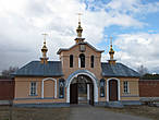 В проеме святых врат монастыря часовня прпп. Геннадия и Никифора Важеозерских.