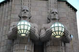 Центральный вокзал Хельсинки украшен массивными статуями атлантов с огромными светильниками в руках.