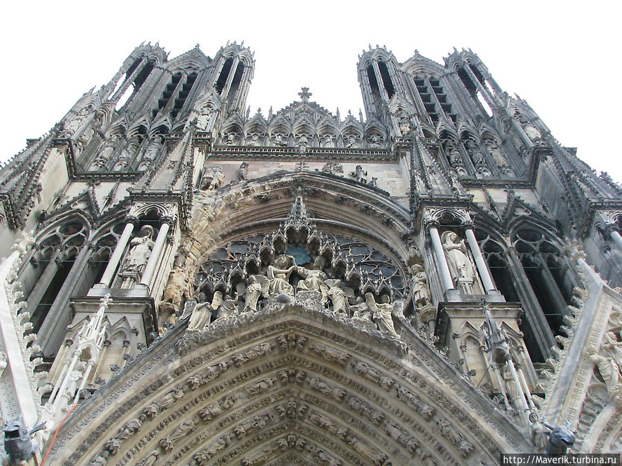 Собор представляет собой уникальный архитектурный комплекс. Одни только витражи окон-роз представляют собой уникальные образцы средневекового искусства. Здесь расположены витражи созданные Марком Шагалом в 1974 году.
Интересным фактом можно отметить то, что фигура Атланта с искажённой гримасой лицом стала прототипом Квазимоды для Виктора Гюго. Собор представляет собой уникальный архитектурный комплекс. Одни только витражи окон-роз представляют собой уникальные образцы средневекового искусства. Здесь расположены витражи созданные Марком Шагалом в 1974 году.
Интересным фактом можно отметить то, что фигура Атланта с искажённой гримасой лицом стала прототипом Квазимоды для Виктора Гюго.