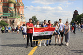 8. Идём дальше. Классика жанра — коллективная фотография с болельщиками той или иной страны и её флагом. Судя по флагу, это болельщики из Египта.
