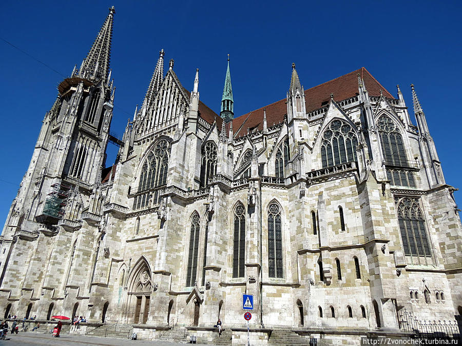 Кафедральный собор Св. Петра (Regensburger Dom, Kathedrale St. Peter). Строительство собора в самом богатом городе южной Германии началось по всей вероятности в 1260 году — он стал очередным храмом, построенным на том же месте за почти 6 столетий. От предшествующей романской церкви до сих пор сохранилась башня Эзельтурм, примыкающая к северной стене. С упадком экономического значения города огромное готическое сооружение стало превращаться в долгострой, уступивший разве что его кельнскому собрату — 105-метровые башни собора были закончены лишь к 1872 году. 
Снаружи производит достаточно сильное впечатление, сравнимое с впечатлением от собора Св. Витте. Внутри скромнее, хотя все равно очень красиво. Регенсбург, Германия