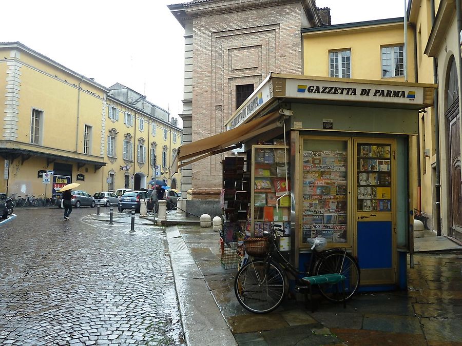 По Парме пешком с зонтиком и картой Парма, Италия