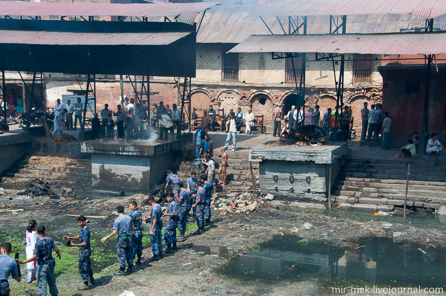 В день, когда мы попали в это место, здесь проводили что-то вроде уборки территории. В день, когда мы попали в это место, здесь проводили что-то вроде уборки территории.
