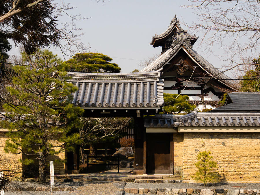 Второстепенные постройки и пристройки, вид сбоку. Киото, Япония