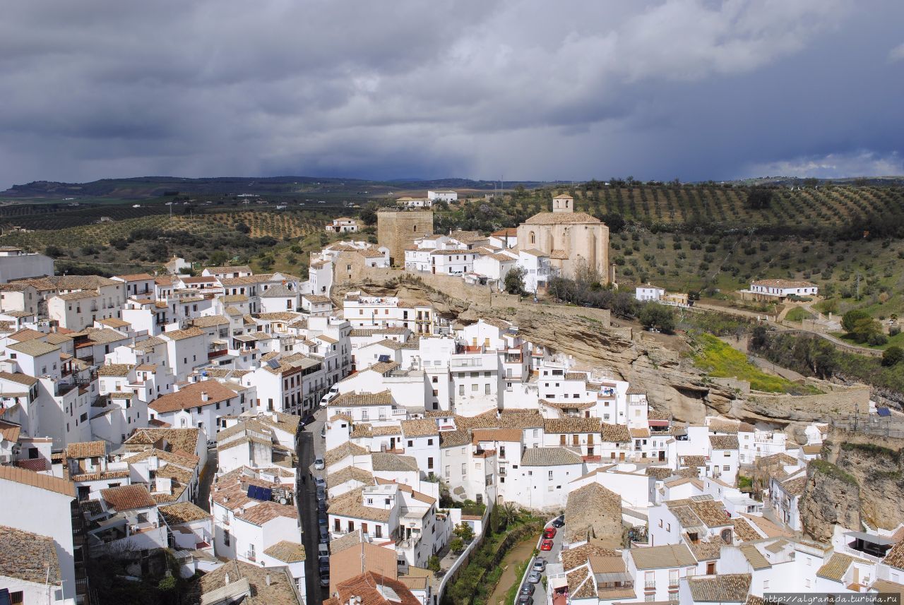 Город под каменным козырьком Сетениль-де-лас-Бодегас, Испания