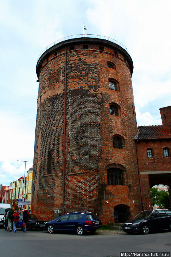 Надо рвом, защищающим Зернохранилища, в 1456 г. были построены ворота. Башня их напоминала бидон для молока, отсюда и название — Молочная кадка. Гданьск, Польша