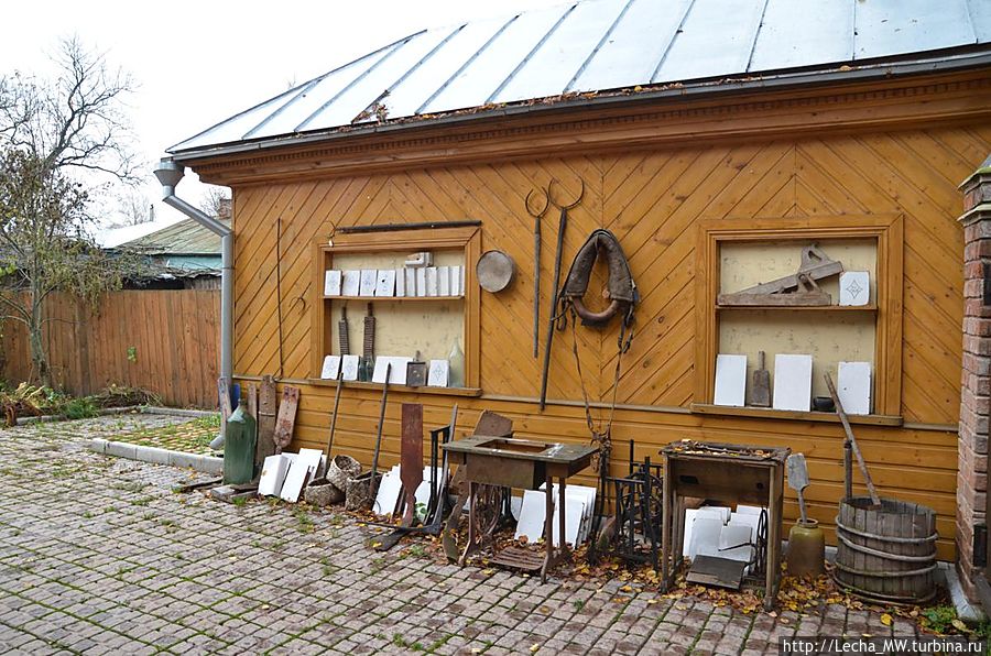 Выставка-продажа во дворе... Суздаль, Россия