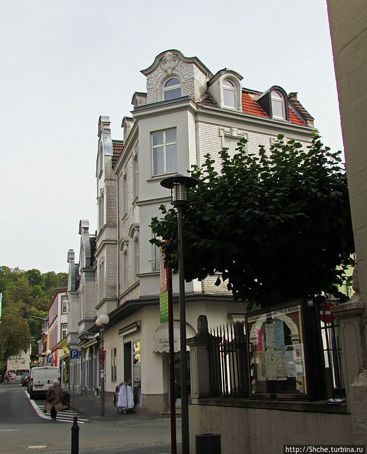 По улицам Кенигсвинтера в поисках фуникулера Кёнигсвинтер, Германия По улицам Кенигсвинтера в поисках фуникулера Кёнигсвинтер, Германия