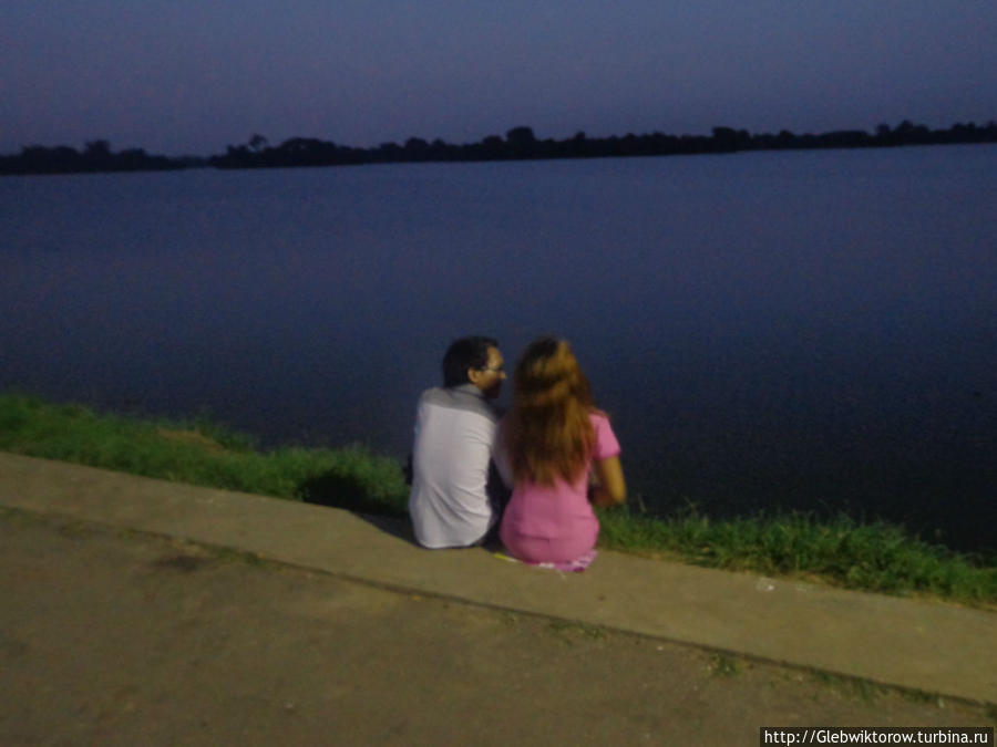Вечерняя тусовка на берегу озера Иня Янгон, Мьянма