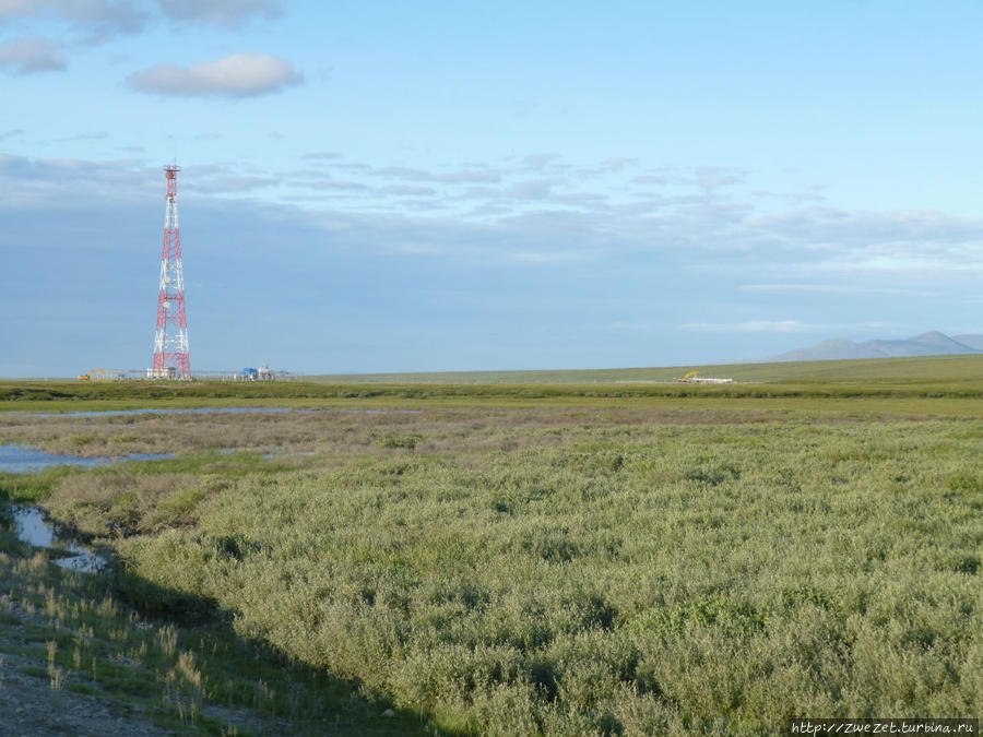 Эта вышка с оборудованием для контроля давления в газовой трубе Ямало-Ненецкий автономный округ, Россия