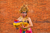 Красоту балийским танцам придают не только движения телом, но и выразительные движения глаз танцовщиц. Для этого глаза девушек специально выделены ярким макияжем.