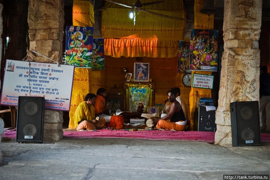 В одном из сооружений сидит группа монахов, которые на протяжении уже нескольких лет, сменяя друг друга, распевают мантры, не останавливаясь ни на минуту. Хампи, Индия