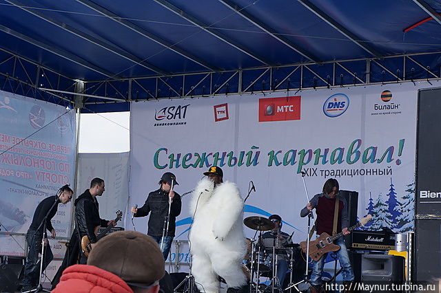 Фишка  ансамбля из г. Владивостока — негр в облике белого медведя. Очень понравился зрителям своим задором. Южно-Сахалинск, Россия
