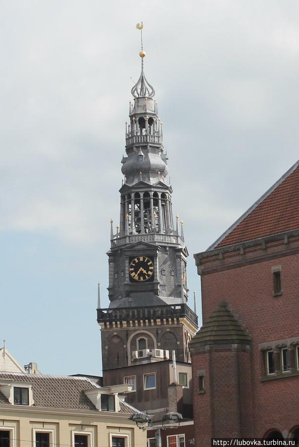 (Oude kerk) Старейший храм города возведенный в 1306 году. Храм, в котором Рембрандт крестил своих детей, и в котором похоронена его супруга Саския. Амстердам, Нидерланды