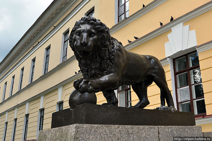 … В здании Присутственных мест расположены экспозиции Новгородского музея-заповедника. Одна из причин, почему стоит пойти сюда – это берестяные грамоты. Помните новгородского мальчика Онфима со школьных уроков истории? Экспонаты хорошо сохранились благодаря влажной почве здешних мест. Первые грамоты были найдены в 1951 году.
… Вход в музей охраняют чугунные львы из усадьбы Аракчеева в Грузино. … В здании Присутственных мест расположены экспозиции Новгородского музея-заповедника. Одна из причин, почему стоит пойти сюда – это берестяные грамоты. Помните новгородского мальчика Онфима со школьных уроков истории? Экспонаты хорошо сохранились благодаря влажной почве здешних мест. Первые грамоты были найдены в 1951 году.
… Вход в музей охраняют чугунные львы из усадьбы Аракчеева в Грузино.