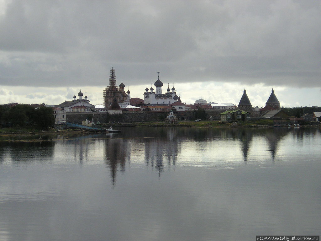 Вид монастыря с приближающегося катера. Соловецкие острова, Россия