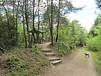 В лесу периодически встречаются небольшие памятники из прошлого.