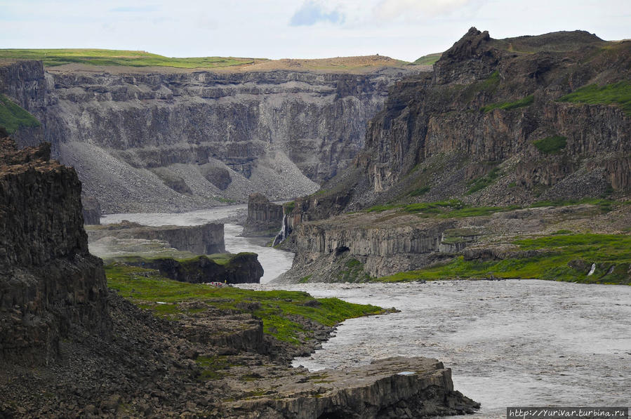 Там вдали слева, где стоят люди — ниспадает водопад Хафрагилфосс Деттифосс водопад, Исландия