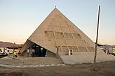 Египетский контрольно-пропускной пункт, выполнен в виде пирамиды.