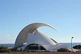 Здание концертного зала находится прямо на берегу океана. Другими соседями Аудиторио являются башни-близнецы Торрес-де-Санта-Крус.