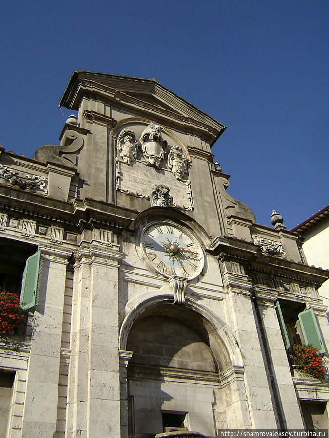 Фонтан на Рыночной площади Сполето, Италия