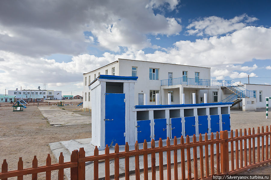 Посёлок Баянлиг, туалеты для детей и воспитателя Южно-Гобийский аймак, Монголия