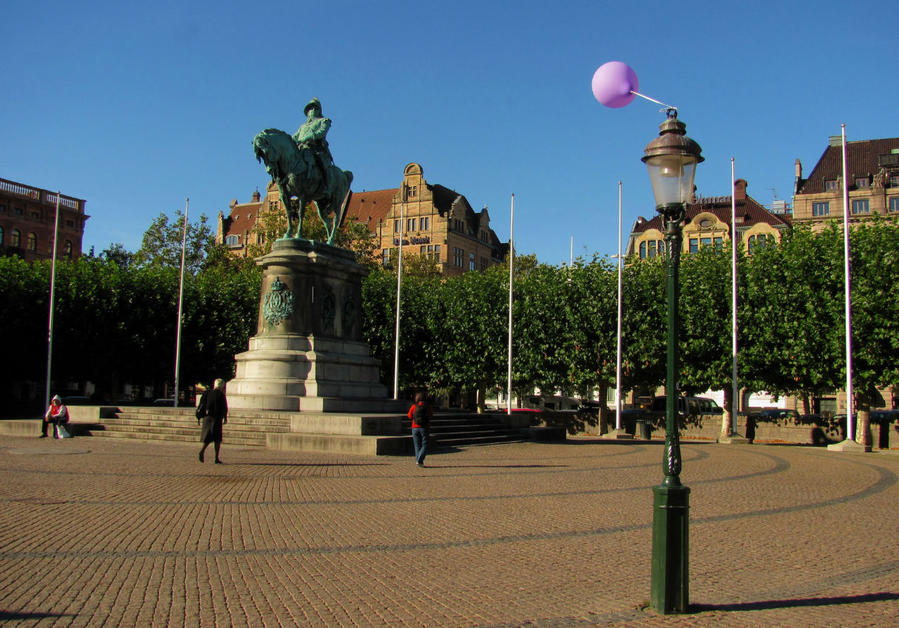 Статуя короля Карла Х Густава воздвигнута на площади Stortorget в честь присоединения Мальмё и всей провинции Сконе к Швеции в 1658 году. Мальмё, Швеция