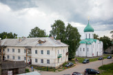 Город без скромности начинается прямо сразу с исторического центра. У дома слева адрес Красная пл., 1.