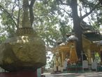 Озеро Kandawgyi Lake и буддийский храм (Mingalar Taung Nyunt Temple)